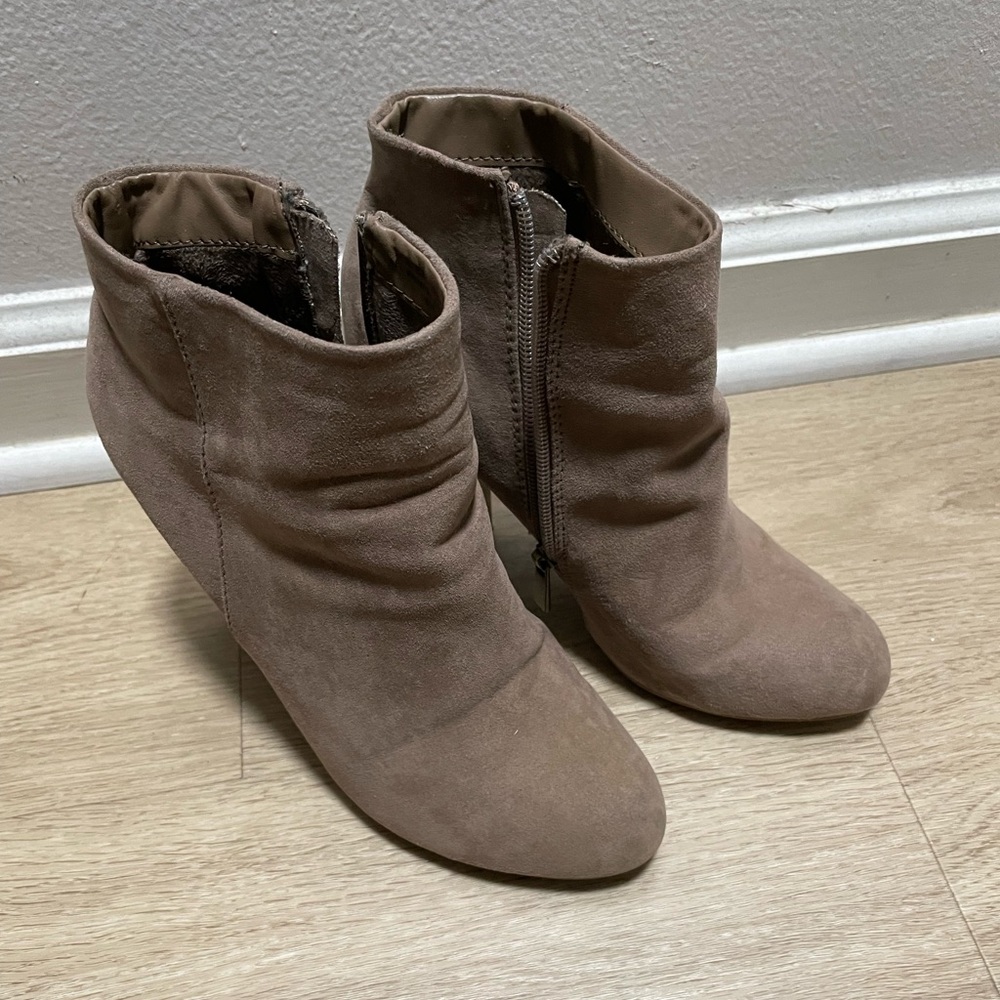 Bundle 2+ items for 30% off 
Women boots size 7